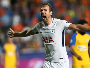 Penyerang Tottenham Hotspur, Harry Kane mencetak hattrick saat melawan APOEL Nicosia pada grup H Liga Champions di stadion GSP, Nicosia, Siprus (26/9). Spurs menang 3-0. (AP/Petros Karadjias)