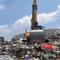 Operator mengoperasikan alat berat untuk manata ratakan sampah kiriman di TPA Segawe, Tulungagung. (Antara)
