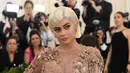 Menjadi pusat perhatian di Met Gala 2017, Kylie memang saat itu mengenakan gaun yang memperlihatkan bentuk tubuhnya, hingga aura seksi terpancar dari dirinya. Di lain hal, Kylie disebut telah melanggar peraturan acara itu. (AFP/Bintang.com)