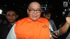 Mantan Kepala Dinas Pekerjaan Umum (PU) Bengkalis Muhammad Nasir seusai menjalani pemeriksaan di gedung KPK, Jakarta, Rabu (5/12). Muhammad Nasir yang kini sebagai menjabat Sekretaris Daerah Kota Dumai itu resmi ditahan KPK. (Merdeka.com/Dwi Narwoko)