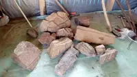 Warga tak pernah menemukan bongkahan batu berukir seperti itu selama mendaki Gunung Bongkok. (Liputan6.com/Jayadi Supriadin)
