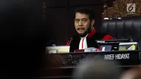 Ketua Majelis Hakim Konstitusi Anwar Usman (tengah) memimpin sidang pendahuluan sengketa hasil Pemilu Legislatif 2019 di gedung MK, Jakarta, Rabu (10/7/2019). Sidang beragendakan pemeriksaan pendahuluan terkait Perselisihan Hasil Pemilu DPR-DPRD Provinsi Sulawesi Barat. (Liputan6/Johan Tallo)