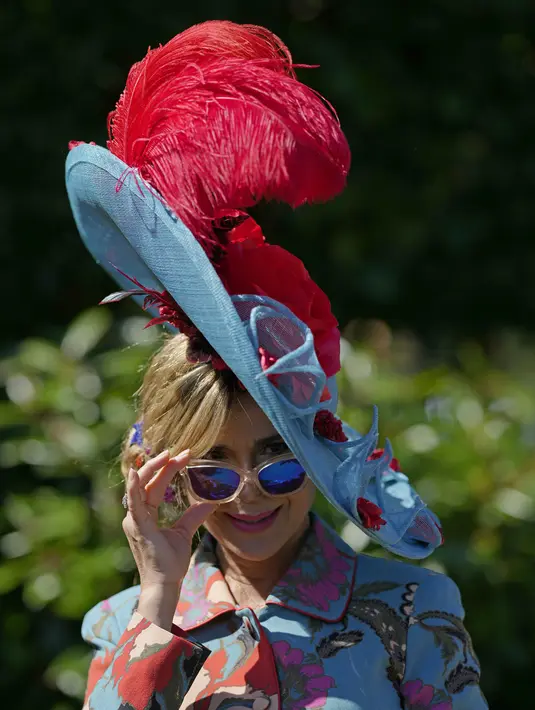 Seorang peserta balapan berpose untuk foto setelah tiba pada hari pertama pertemuan pacuan kuda Royal Ascot di Ascot Racecourse, Ascot, Inggris, 14 Juni 2022. (AP Photo/Alastair Grant)