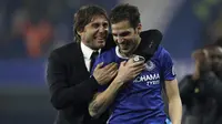 Keakraban pelatih Chelsea, Antonio Conte dan Cesc Fabregas usai melawan Watford  pada laga Premier League di Stamford Bridge stadium, London, (15/5/2017). Chelsea menang 4-3. (AP/Matt Dunham)