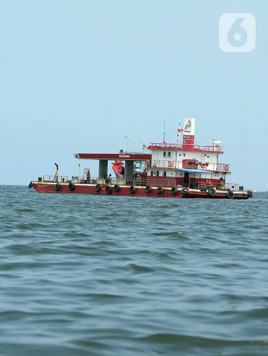 SPBU Terapung merupakan solusi yang dianggap tepat untuk penyediaan bahan bakar untuk nelayan dan Muara Angke, Kepulauan Seribu. (merdeka.com/Imam Buhori)