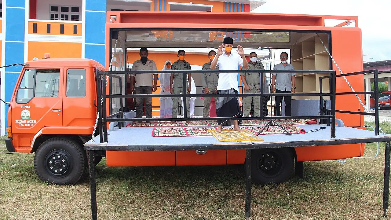 Jemaah salat di Mobil Masjid (Ist)