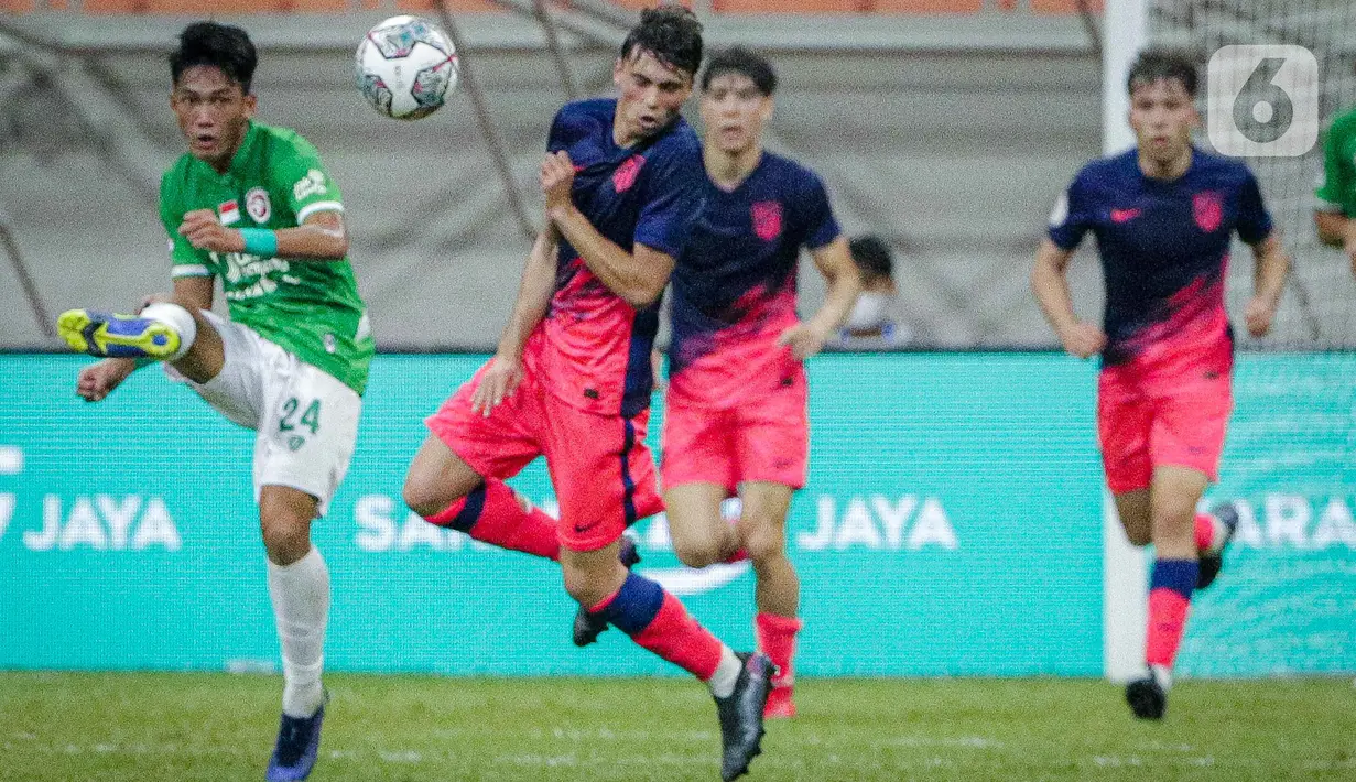 Pemain Indonesia All Stars U-20 Salmani berebut bola dengan pemain Atletico Madrid U-18 pada laga ketiga International Youth Championship (IYC) 2021  di Jakarta International Stadium (JIS), Minggu (17/4/2022) malam. Atletico Madrid U-18 menang tipis 2-1. (Liputan6.com/Faizal Fanani)