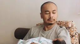 Komika sekaligus penulis ini mengaku bahwa dirinya masih tegang untuk mengendong anak pertamanya (Liputan6.com/IG/raditya_dika)