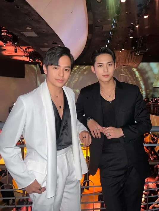 Tak kalah memesona, Angga berpose bersama Mingyu SEVENTEEN. Mingyu memilih tampilan serba hitam. [Foto: Instagram/angga]