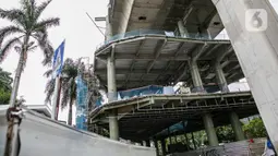 Suasana proyek pembangunan jembatan layang atau skybridge untuk integrasi Halte Transjakarta Centrale Stichting Wederopbouw (CSW) di Stasiun MRT Asean, Jakarta, Selasa (19/1/2021). Skybridge CSW ditargetkan selesai pada 1 Mei 2021. (Liputan6.com/Faizal Fanani)