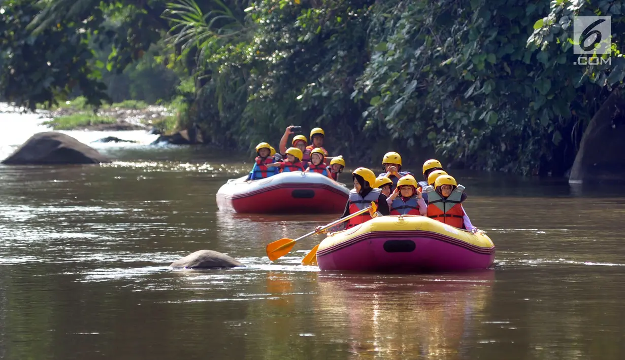 Murid TPQ Kelopak Kalisari Jakarta saat wisata rafting khusus anak di kawasan Bendungan Katulampa, Bogor, selasa (20/11). Dengan membayar Rp 20 ribu, rafting ini menjadi salah alternatif pengenalan lingkungan alam sejak dini. (Merdeka.com/Arie Basuki)