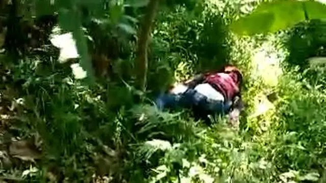 Jasad wanita muda berhelm ditemukan tertelungkup di semak-semak pinggir jalan di Semarang, Jawa Tengah. (Foto: Tangkapan layar medsos)