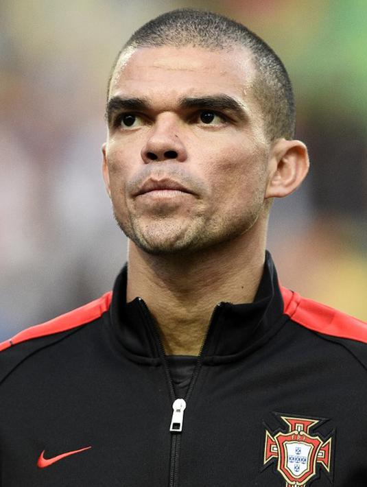 Pepe, bek Real Madrid yang dikenal temperamental dan sering bermain kasar. Ia pun tak segan menyakiti lawan mainnya seperti ia menendang striker getafe, Javier Casquero hingga beberapa kali. Akibatnya ia dihukum 10 pertandingan. (AFP PHOTO/FRANCK FIFE)