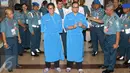 Pasangan Cagub Cawagub DKI Jakarta 2017 Anies Baswedan dan Sandiaga Uno saat akan menjalani tes kesehatan di RSAL Dr. Mintoharjo, Jakarta, Sabtu (24/9). Mereka menjadi pasangan terakhir untuk tes kesehatan. (Liputan6.com/Immanuel Antonius)