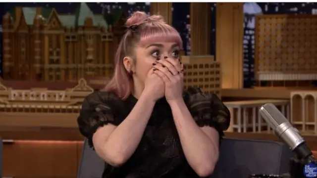 Maisie Williams diundang di acara The Tonight Show With Jimmy Fallon