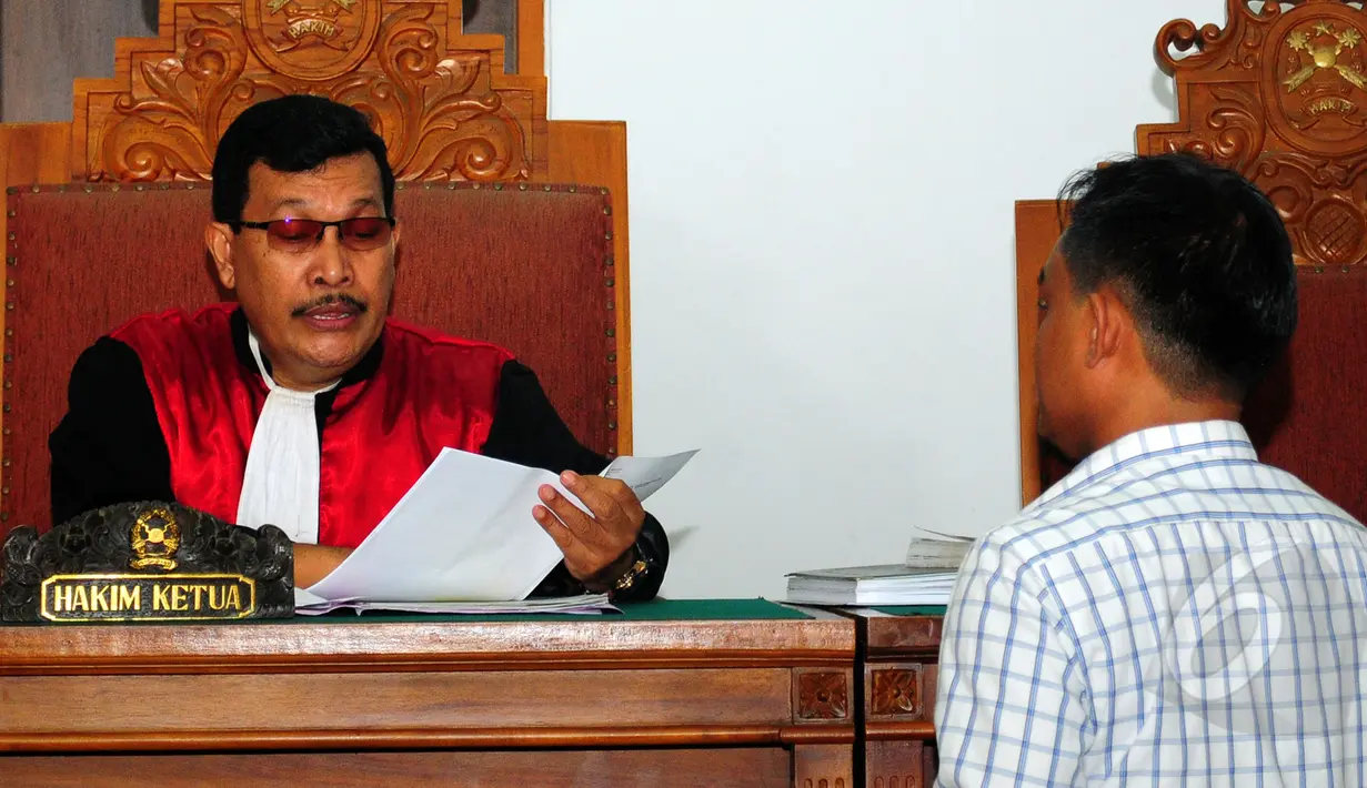 Hakim tunggal Asiadi Sembiring (kiri) memeriksa berkas permohonan praperadilan Sutan Bhatoegana saat memimpin sidang di Pengadilan Negeri Jakarta Selatan (PN Jaksel), Jakarta, Senin (6/4/2015). (Liputan6.com/Yoppy Renato)