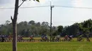 Etape 2 Internasional Tour De Banyuwangi Ijen mengambil start dari terminal Jajag dan finis di lapangan Maron, Genteng, Banyuwangi. Tampak, sejumlah pebalap melintasi salah satu areal persawahan. (17/10/2014). (Liputan6.com/Helmi Fithriansyah)