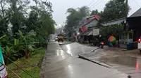 Jalan Raya Picung-Munjul Patah Dan Amblas. (Istimewa).