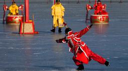 Seorang seniman Tiongkok yang mengenakan kostum tradisional melakukan permainan es pada hari kedua perayaan Tahun Baru Imlek di danau beku di Taman Yuanmingyuan, Beijing, China, Senin (23/1/2023). Tahun Baru Imlek adalah hari libur tahunan terpenting di China. (AP Photo/Andy Wong)