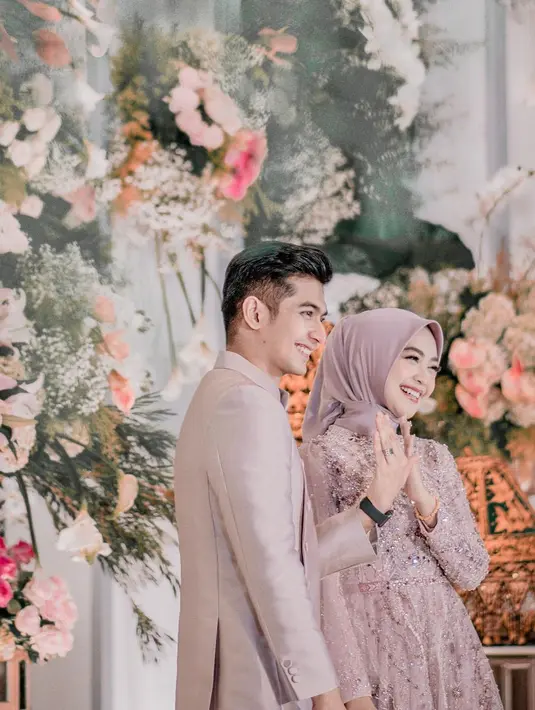 Sedangkan Teuku Ryan berbusana khas Aceh yang dirancang oleh Sas Designs, tampil serasi dengan nuansa yang senada. Foto: Instagram.