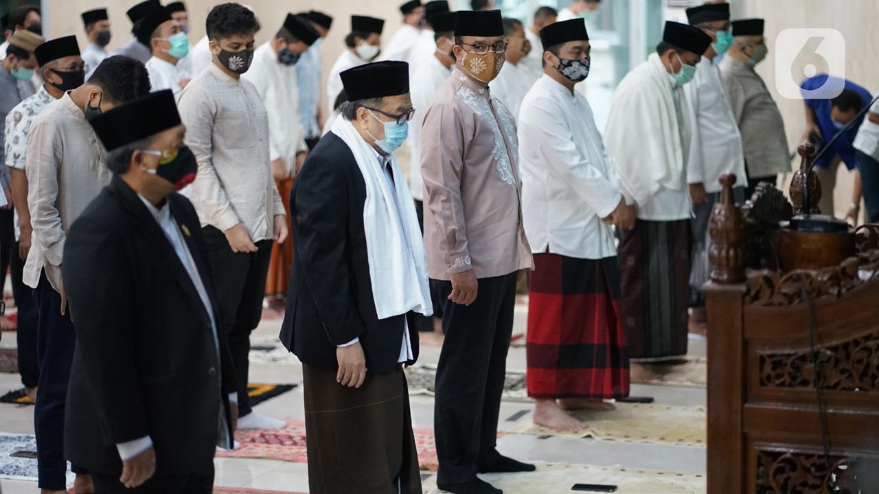 FOTO: Gubernur dan Wakil Gubernur DKI Jakarta Salat Idul Adha di Masjid Balai Kota