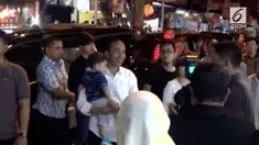Presiden Jokowi sempat menikmati durian ketika berada di Medan. Tak lupa ia mengajak keluarga serta cucunya, Jan Ethes.