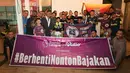 <p>Sejumlah pendukung Newcastle United yang tergabung dalam Indo Toon Army berfoto bersama setelah Roaring Night Liga Inggris 2023/2024 melawan Brighton di Triboon Kemang, Jakarta Selatan, Sabtu (11/05/2024). (Bola.com/Abdul Aziz)</p>