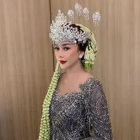 Aura Kasih berbusana pengantin (Instagram/aurakasih)