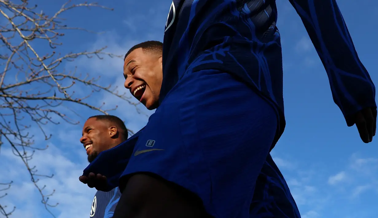 Pemain Timnas Prancis, Kylian Mbappe saat berlatih menjelang Kualifikasi Euro 2024 di Clairefontaine-en-Yvelines pada 21 Maret 2023. Mbappe akan memulai debut sebagai kapten Les Bleus pada 25 Maret 2023 saat melawan Belanda. (AFP/Franck Fife)