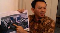 Ahok menunjukkan maket bangunan RS Sumber Waras (Liputan6.com/Ahmad Romadoni)