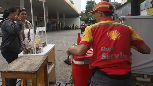 Imbas Kekosongan Stok BBM, Pegawai SPBU Swasta Jajakan Produk Lain