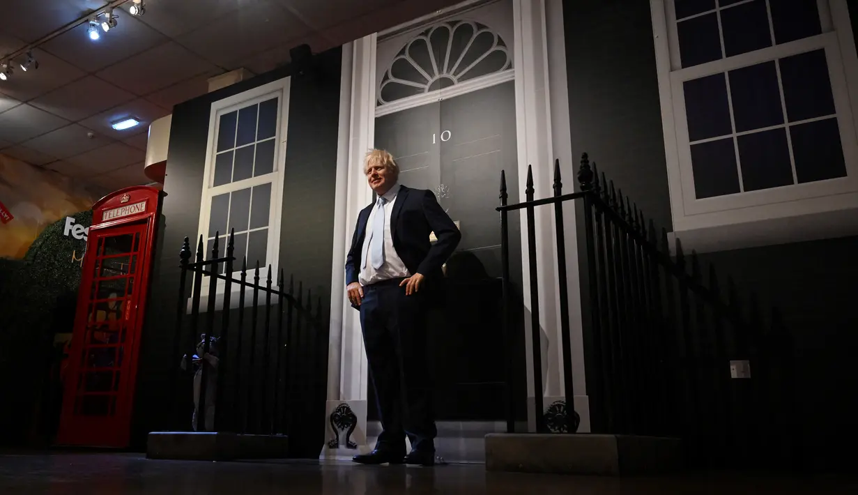 Patung lilin Perdana Menteri Inggris Boris Johnson saat sesi pemotretan untuk pembukaannya di Madame Tussauds di Blackpool, Selasa (22/3/2022). Dibutuhkan tim yang terdiri dari 25 seniman untuk mengerjakan patung lilin Boris Johnson dan waktu delapan bulan untuk merencanakannya. (Paul ELLIS/AFP)