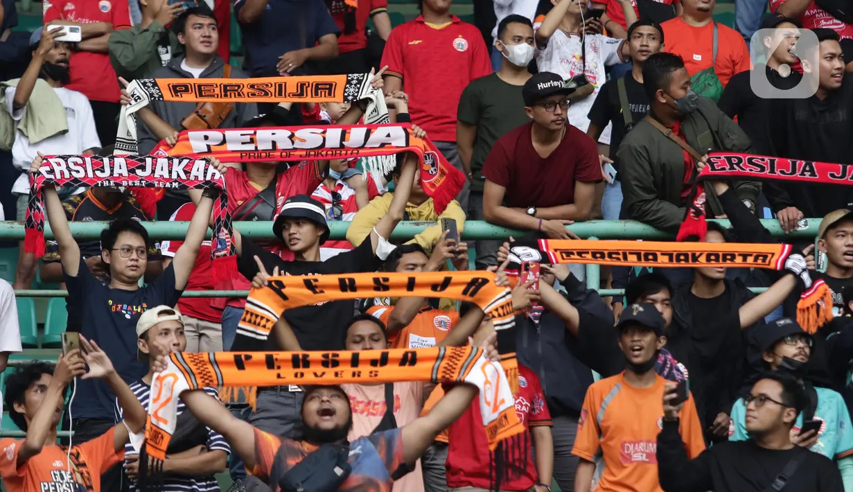 Suporter saat menyaksikan laga Persija melawan Sabah FC pada laga uji coba internasional di Stadion Patriot Candrabhaga, Kota Bekasi, Minggu (5/6/2022). Pertandingan sepakbola kembali bisa disaksikan secara langsung setelah pemerintah melonggarkan aturan pemakaian masker di luar ruangan. (Liputan6.com/Helmi Fithriansyah)