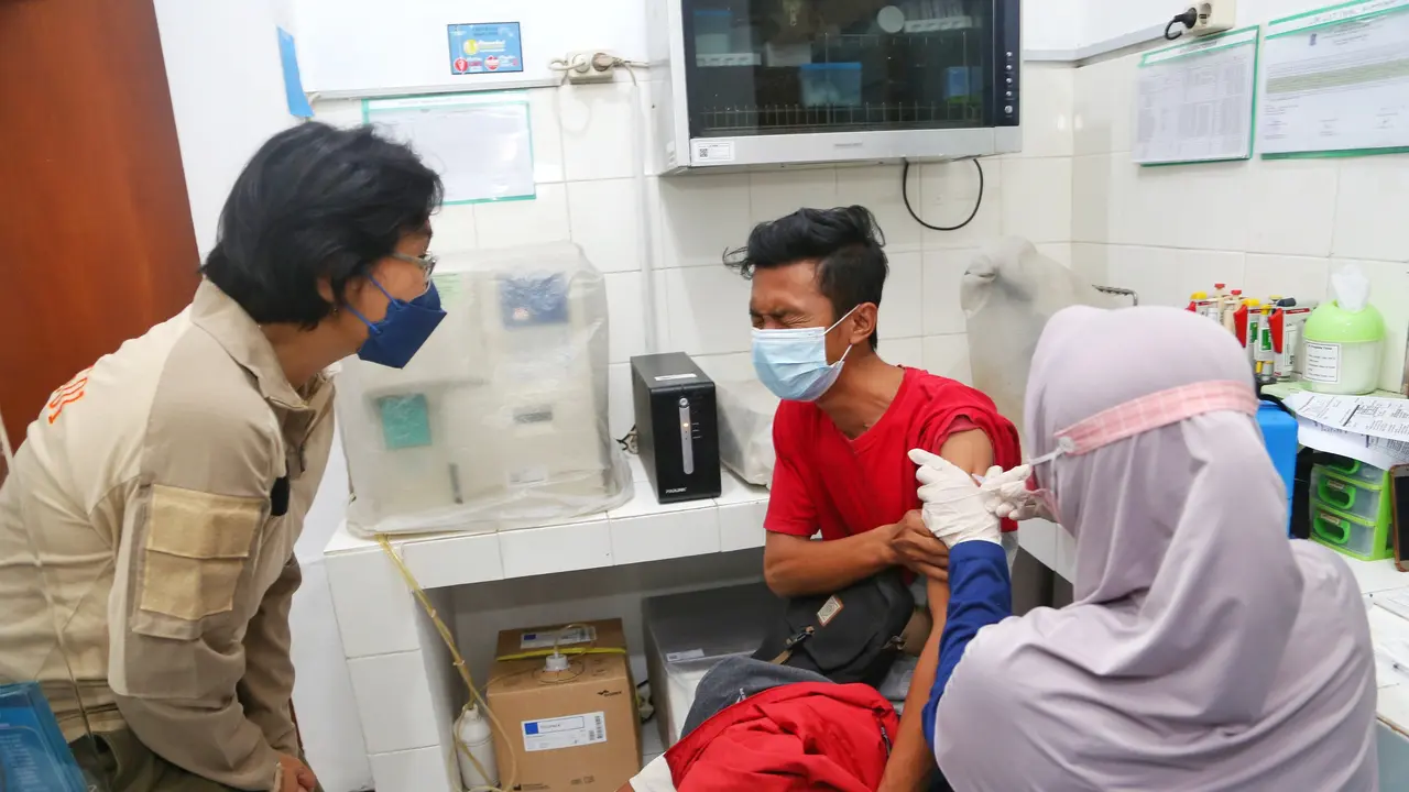 Warga terjaring razia divaksinasi di Surabaya. (Dian Kurniawan/Liputan6.com)