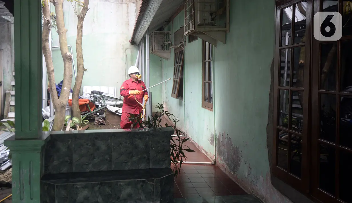Petugas menyemprotkan cairan disinfektan di Perumahan Bukit Nusa Indah, Tangerang Selatan, Banten, Kamis (26/3/2020). Penyemprotan dilakukan untuk mengantisipasi penyebaran virus corona COVID-19 serta menyosialisasikan imbauan agar warga mengurangi aktivitas di luar rumah. (merdeka.com/Dwi Narwoko)