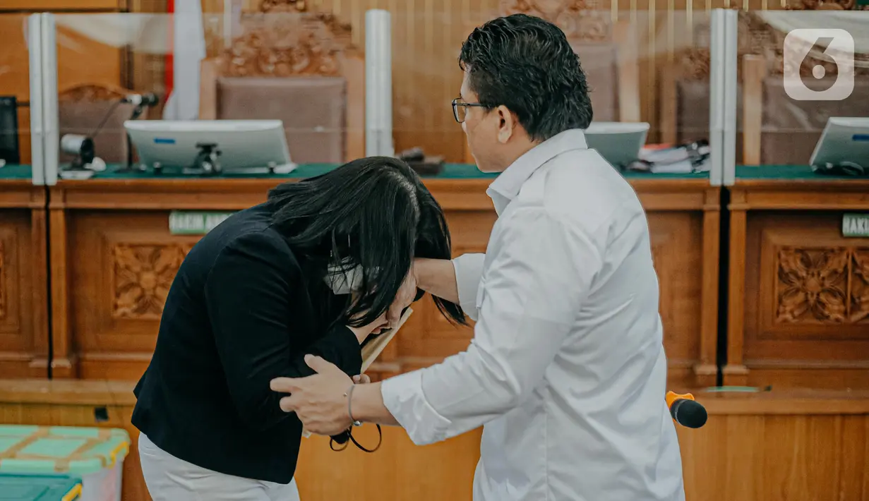 Terdakwa kasus pembunuhan Brigadir Nopriansyah Yosua Hutabarat atau Brigadir J, Putri Candrawathi mencium tangan Ferdy Sambo yang juga terdakwa dalam kasus tersebut saat akan menjalani sidang lanjutan di PN Jakarta Selatan, Selasa (29/11/2022). JPU menghadirkan sembilan saksi dalam persidangan pekan ketujuh kasus pembunuhan Brigadir J dengan terdakwa Ferdy Sambo dan Putri Candrawathi. (Liputan6.com/Faizal Fanani)
