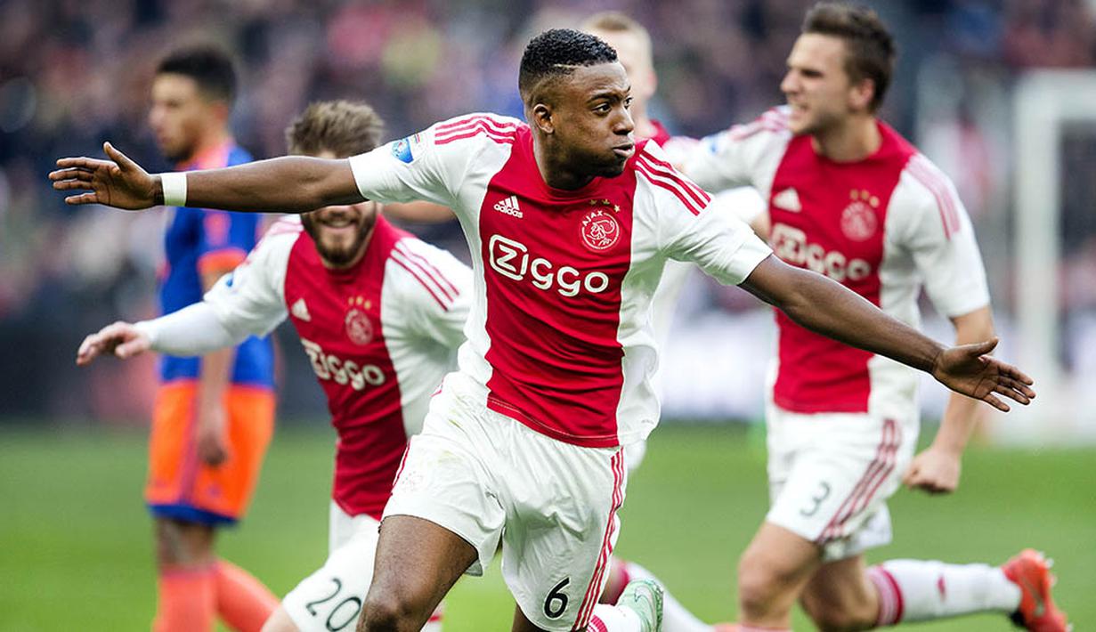 5. Riechedly Bazoer, menurut Daily Minor, Arsenal siap mengakuisisi wonderkid Ajax yang kini masih berusia 19 tahun. Namun untuk mendatangkan pemain berkebangsaan Belanda ini The Gunners harus bersaing dengan Tottenham dan Chelsea. (AFP/Olaf Kraak) 