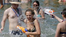 Sejumlah peserta asik bermain air di sungai Danube selama festival musik Sziget, Budapest , Hongaria, Rabu (12/8/ 2015). Festival ini diselenggarakan karena suhu panas yang melanda Hongaria dengan suhu hingga 38 derajat. (REUTERS/Laszlo Balogh)