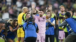 Megabintang Argentina itu tampil gemilang di pertandingan ini dengan membawa klubnya menang dengan skor 3-1. La Pulga menyumbang assist untuk gol Jordi Alba dan Leonardo Campana. (AP Photo/Ryan Sun)