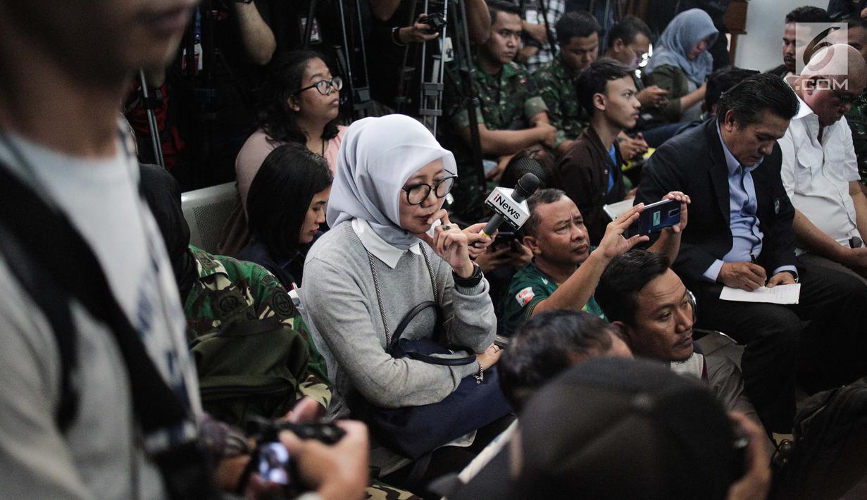 Ekspresi istri terdakwa kasus dugaan penghilangan barang bukti pengaturan skor Joko Driyono saat menghadiri sidang vonis di PN Jakarta Selatan, Selasa (23/7/2019). Joko Driyono didakwa menyuruh anak buah merampas barang-barang di tempat yang sudah dipasangi garis polisi. (Liputan6.com/Faizal Fanani)