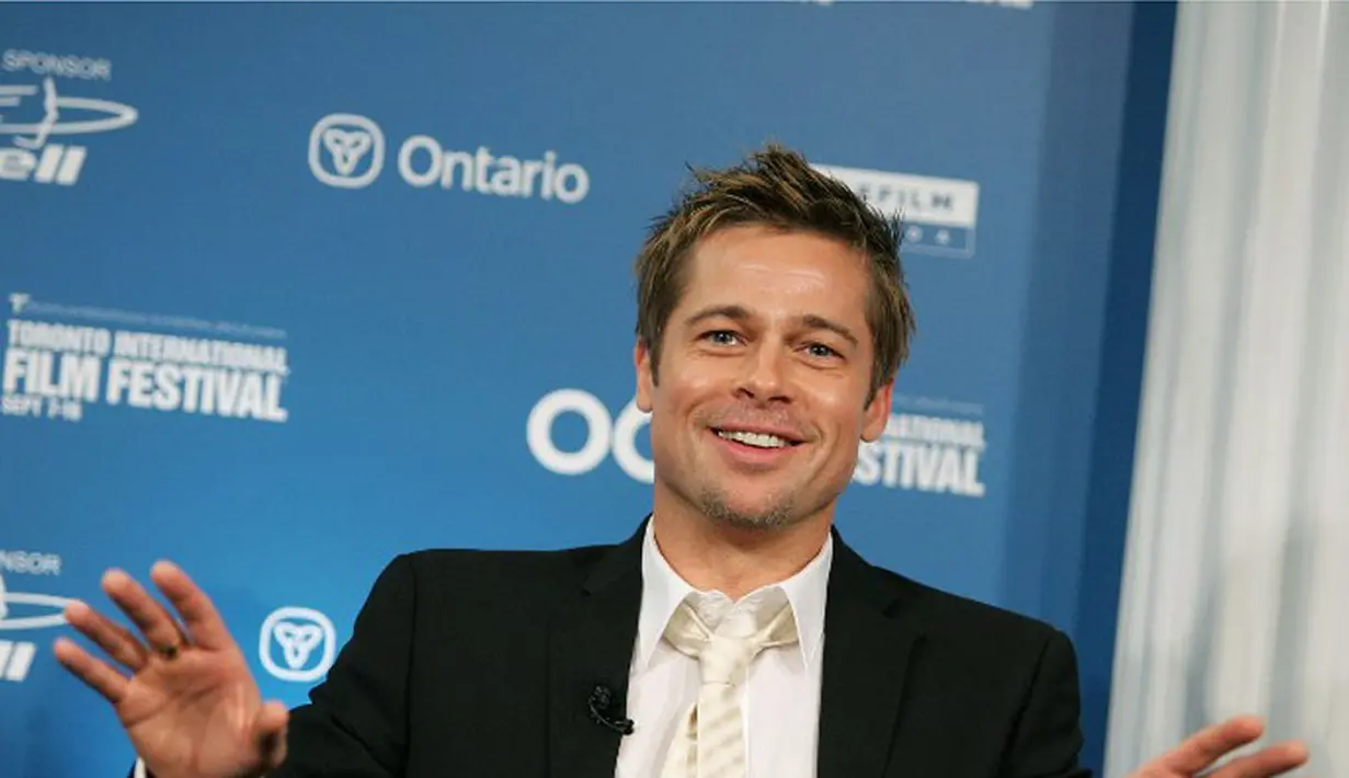 Aktor tampan Brad Pitt tak pernah sirna menjadi sorotan publik, terlebih saat perceraiannya dengan Angelina Jolie juga ramai dibicarakan. Kini, kabar terbaru setelah bercerai kehidupan Pitt nampak menjadi lebih baik. (AFP/Bintang.com)