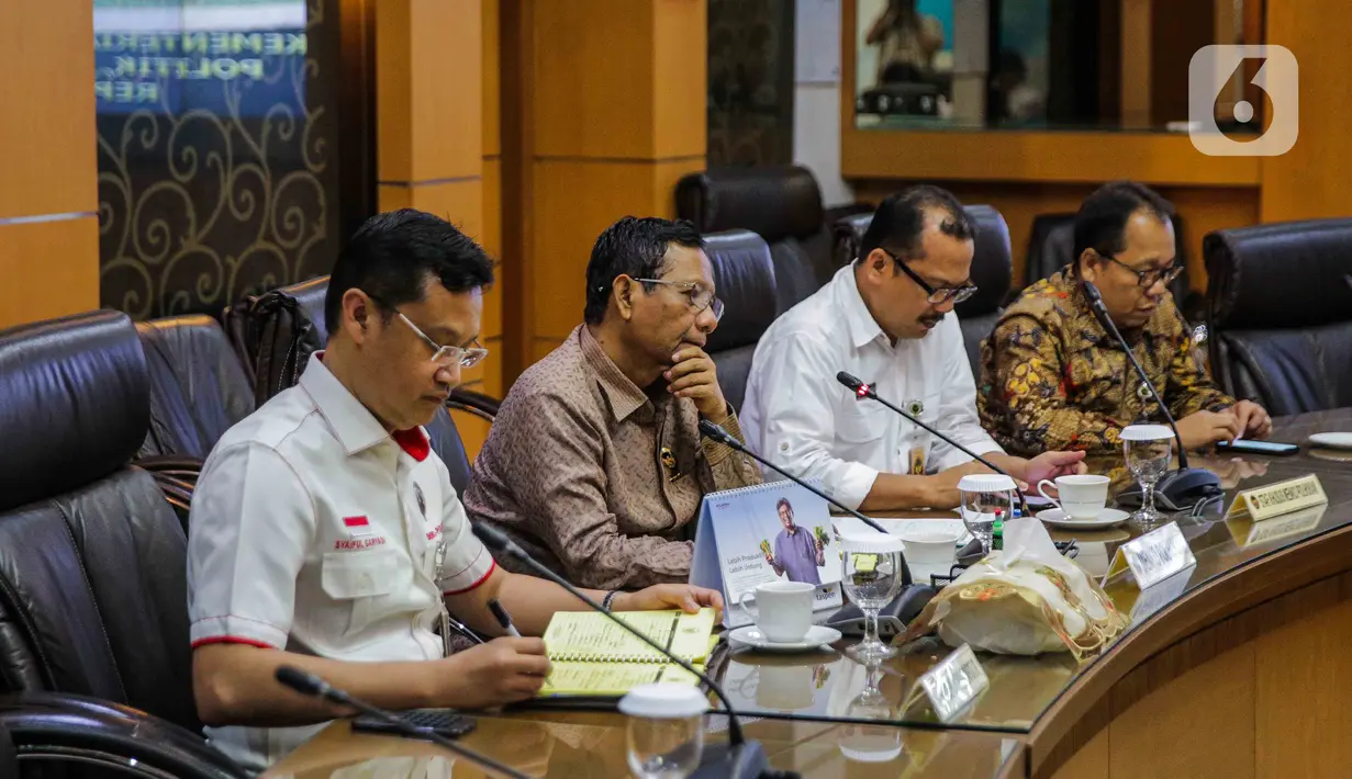 Menko Polhukam Mahfud Md (kedua kiri) saat berbincang dengan jajaran Grup Emtek di Kantor Kemenko Polhukam, Jakarta, Kamis (12/3/2020). Jajaran Grup Emtek mengunjungi Mahfud Md untuk bersilatuhrami. (Liputan6.com/Faizal Fanani)