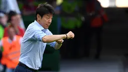 Pelatih Korea Selatan, Shin Tae-yong, memberikan arahan kepada anak asuhnya saat melawan Jerman pada laga Piala Dunia di Kazan Arena, Rusia (27/6/2018). Jerman takluk 0-2 dari Korea Selatan. (AFP/Saeed Khan)