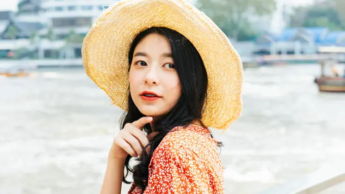 santai memakai topi pantai