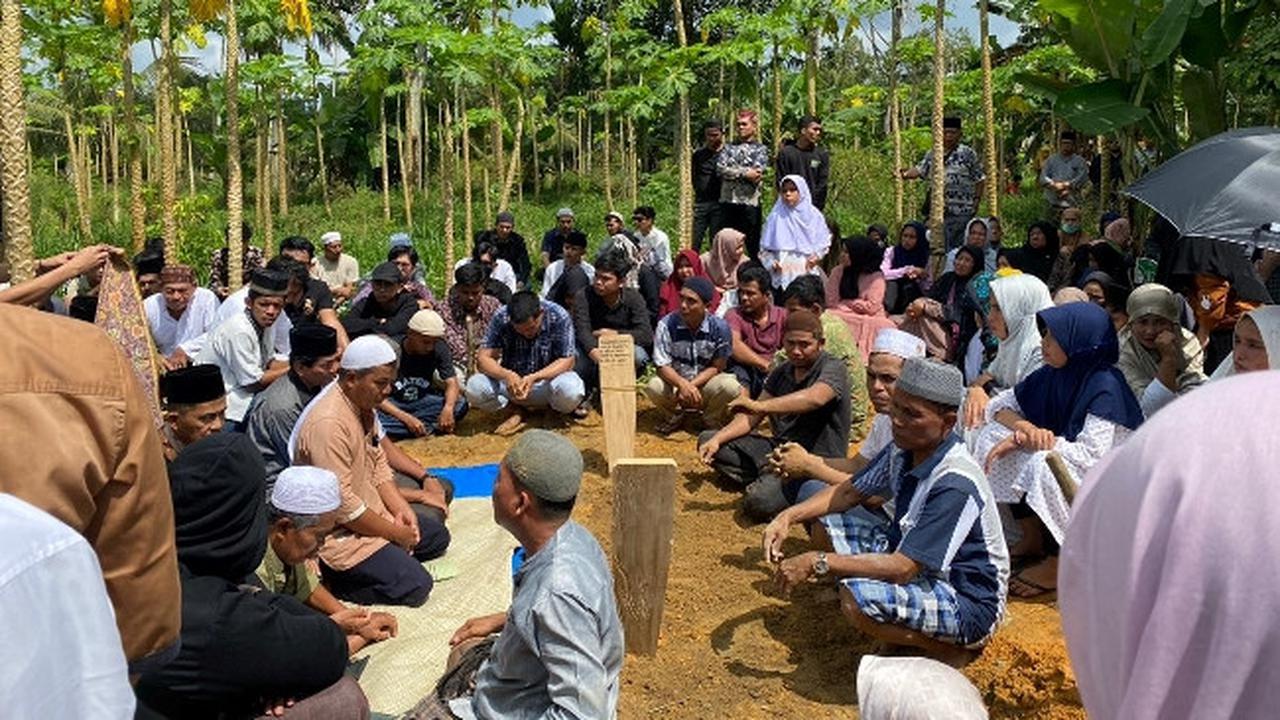 Pemakaman salah satu korban erupsi Gunung Marapi di Pekanbaru, Riau.