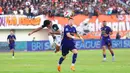 Di babak pertama, laga berlangsung sangat ketat. Kedua tim kesulitan mendapat peluang terbuka untuk mencetak gol. Tampak dalam foto, pemain Persija, Muhammad Fajar Fathurrahman (kiri) berduel dengan Aleksa Andrejic (Persita) pada pertandingan pekan ke-19 BRI Super League 2025/2026 di Indomilk Arena, Tangerang, Banten, Jumat (30/1/2026). (Bola.com/M Iqbal Ichsan)
