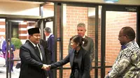 Wamendagri Wempi menyambut Prabowo Subianto di Australia. (Foto: Istimewa)