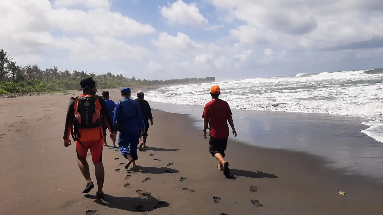 Petugas gabungan Basarnas tengah melakukan pencarian korban hilang warga Tasik yang tenggelam di blok Legokjawa, Cimerak, Kabupaten Pangandaran, Kemarin. (Liputan6.com/Jayadi Supriadin)