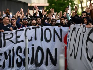 Sekelompok pendukung PSG melakukan aksi demo yang berlangsung di luar kantor klub pada Rabu (3/5/2023) waktu setempat. Salah satu sasaran aksi ini adalah meminta Lionel Messi, Marco Veratti, dan Neymar untuk hengkang dari klub. Messi saat ini tengah menjalani masa hukuman di PSG setelah bintang Timnas Argentina tersebut mangkir latihan dan pergi ke Arab Saudi tanpa persetujuan klub. (AFP/Franck Fife)