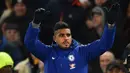 Bek baru Chelsea, Emerson Palmieri menyapa fans saat perkenalan dirinya di Stamford Bridge di London (31/1). Emerson dibeli Chelsea dari AS Roma seharga 17 juta pound sterling. (AFP Photo/Glyn Kirk)